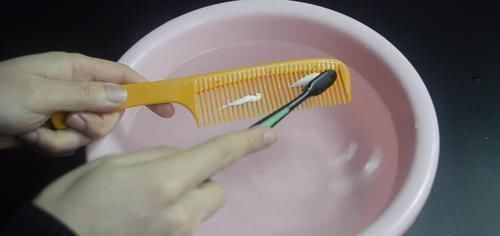 在梳子上涂抹牙膏,作用真厉害,我也是刚知道,快回家试一试