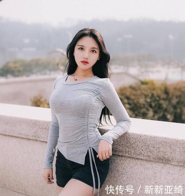 蕾丝|街拍身材微胖的女生,紧身T恤搭配紧身短裤,尽显优美曲线