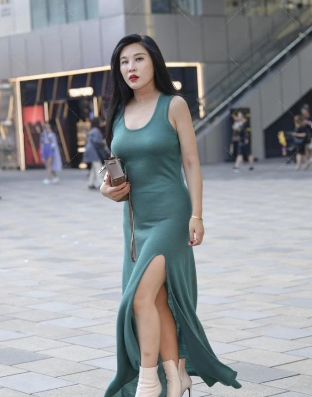 时尚女郎 新潮流的墨绿色连衣裙，时尚女郎手把手教你如何穿搭的“时髦”
