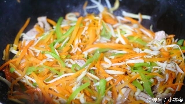 青椒|胡萝卜这样做,色香味全,营养丰富,简单炒一炒,5分钟就搞定