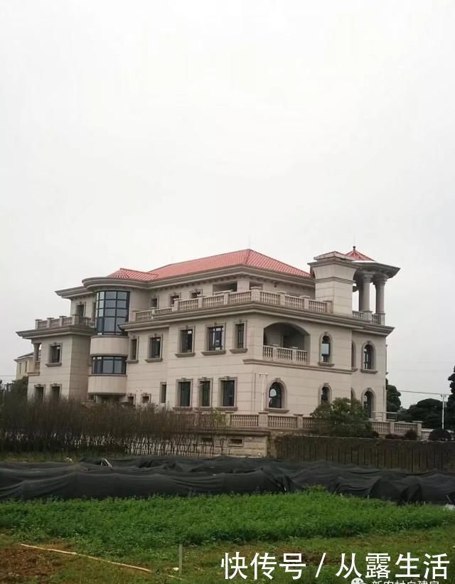 农村|7款农村别墅实拍,第4款像宫殿,有钱真的可以为所欲为