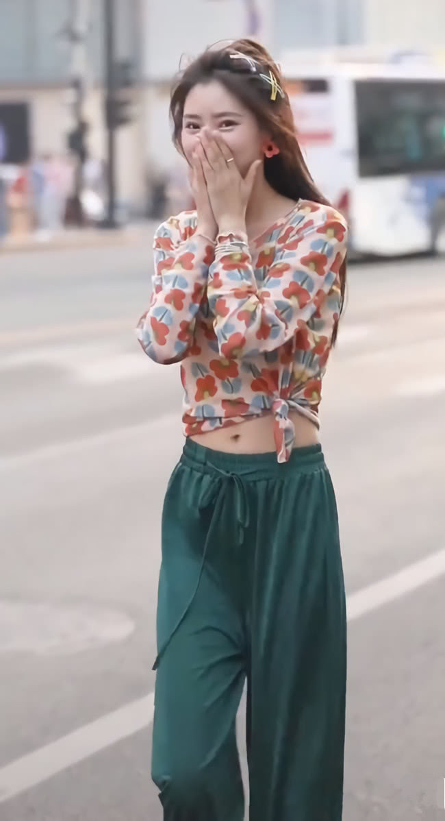 液体裤 美女的“液体裤”怕是要火，站着像120斤，一走路秒变90斤！