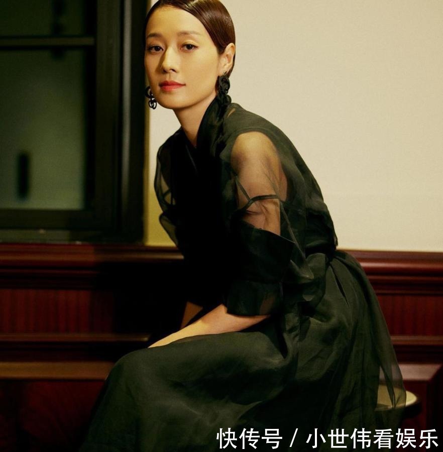 马伊琍终于认真打扮自己,穿黑纱裙优雅又高级,44岁美出国际范