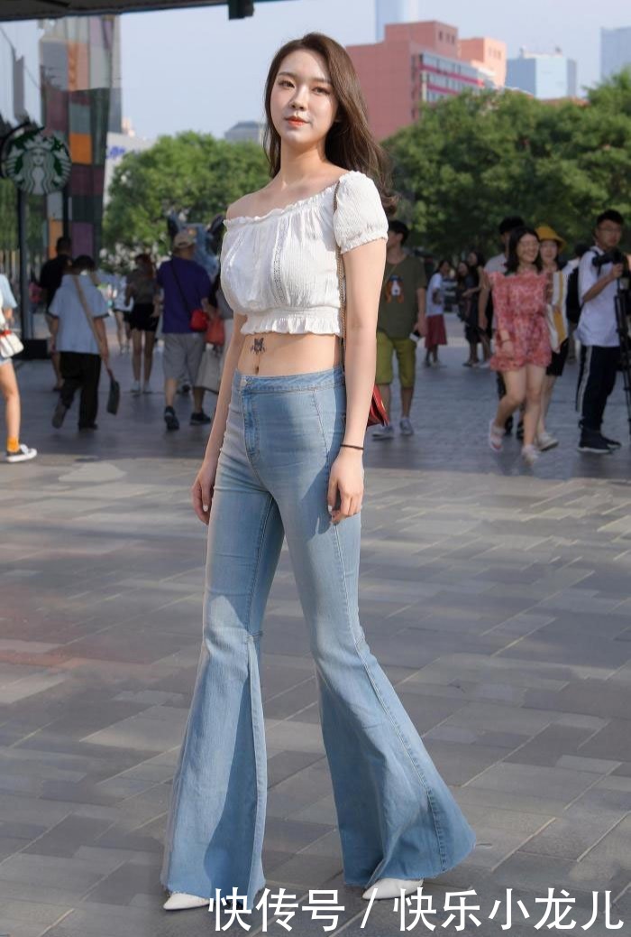 短装白色上衣搭配大喇叭裤,跟小姐姐一起很开心