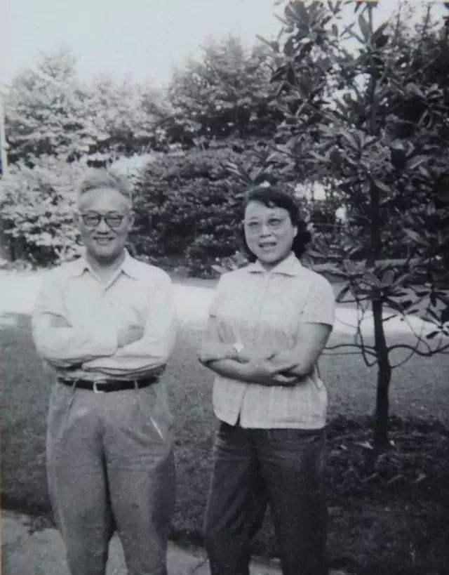 再忆萧珊&妻子病故,他拒绝下葬,将骨灰放在枕边33年,晚年感叹长寿是折磨