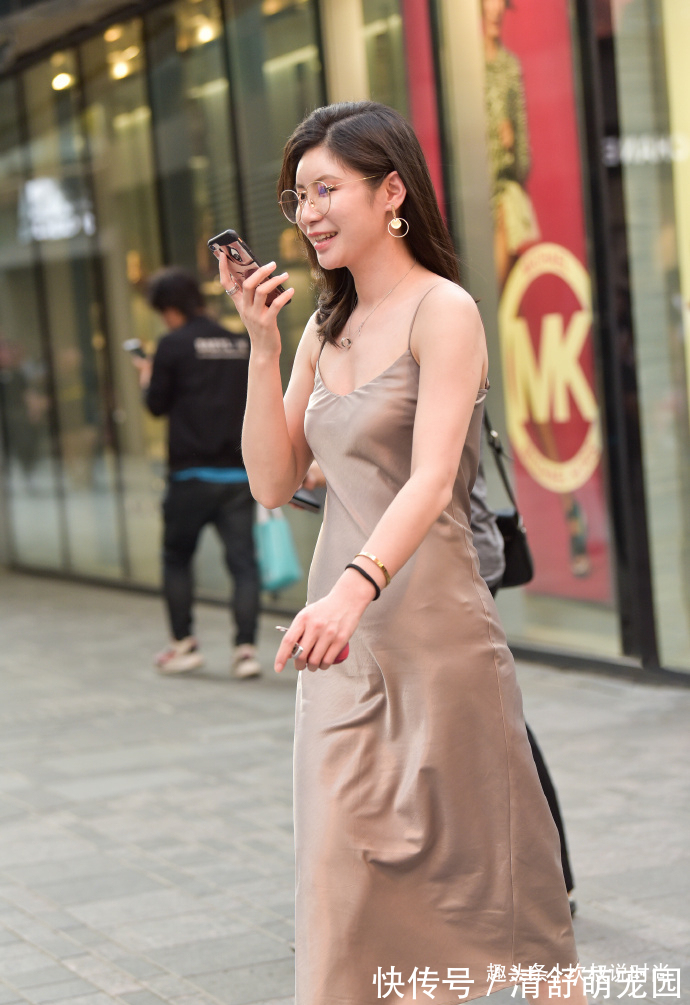 真丝 初秋“辣妈”穿搭,选择吊带连衣裙,展现别致成熟魅力!
