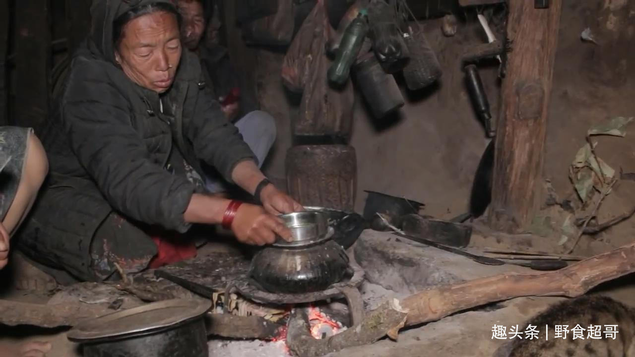 尼泊尔山区穷家吃鸡肉,打着手电筒炒菜,鸡肠不洗直接挤掉鸡粪