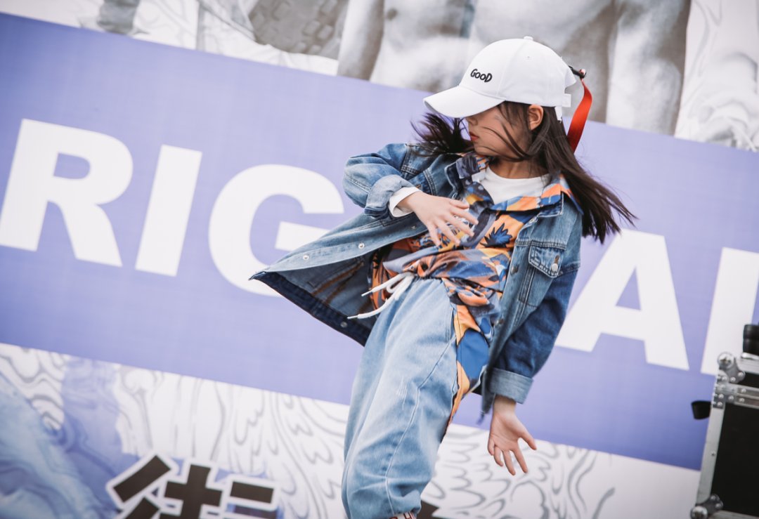 “炸翻全场”的杭州6岁女孩又拿下一个冠军！当年被认为不正经的这种舞，为何能入亚入奥？