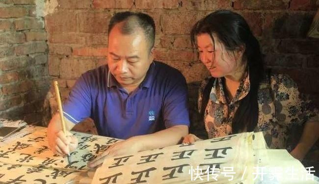 书法家$50岁大妈坚持20年练字,如今一幅字可卖100元,书法家称缺乏灵魂