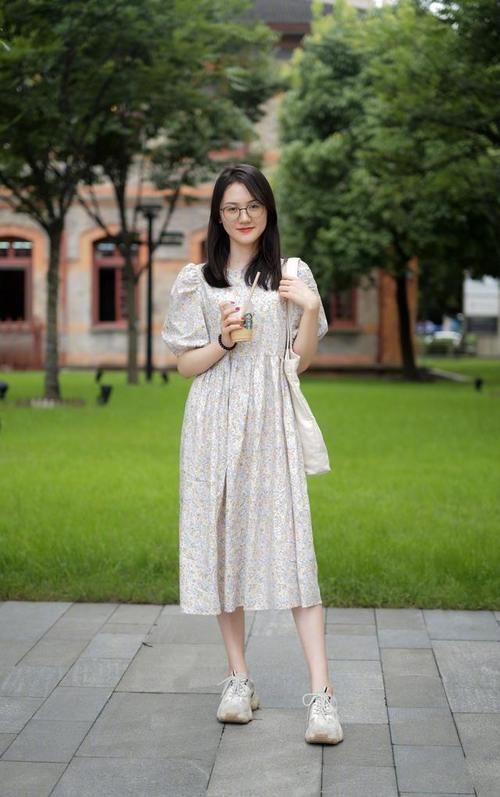 街拍：春天必不可少的碎花裙，优雅时尚显气质，吸睛显瘦又减龄