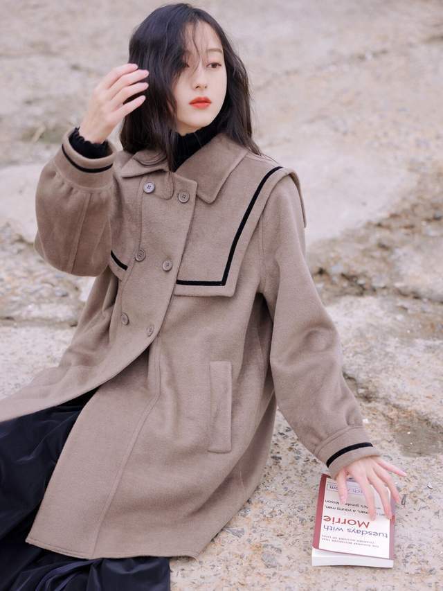 羽绒服|今冬流行的“小黑裙”正火,搭配上大衣和羽绒服都超美,高级时髦