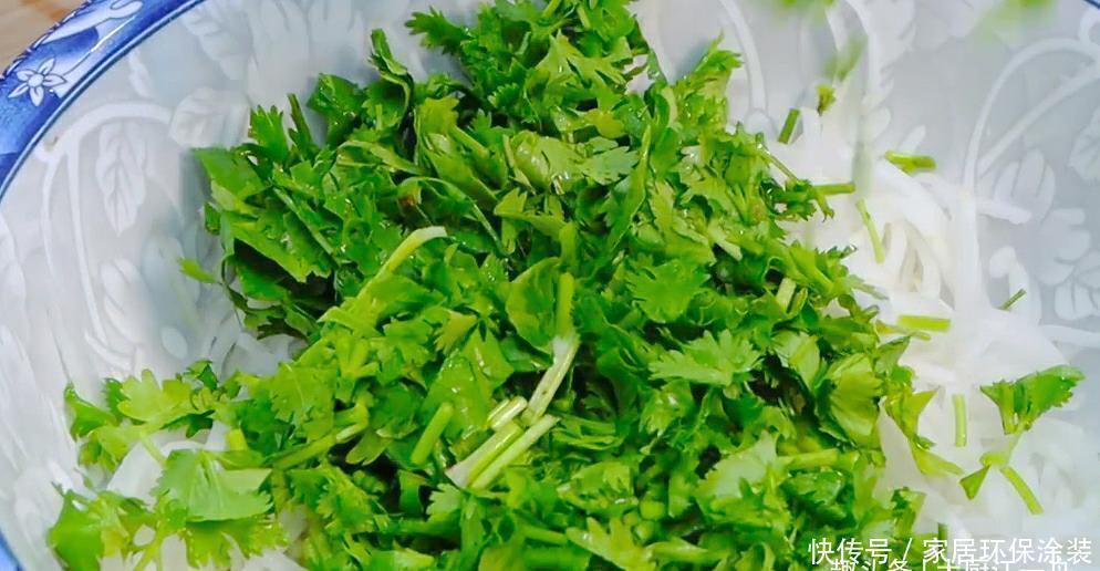 炸丸子有人放面粉,有人放淀粉?全不对,教你这样做,香酥又好吃