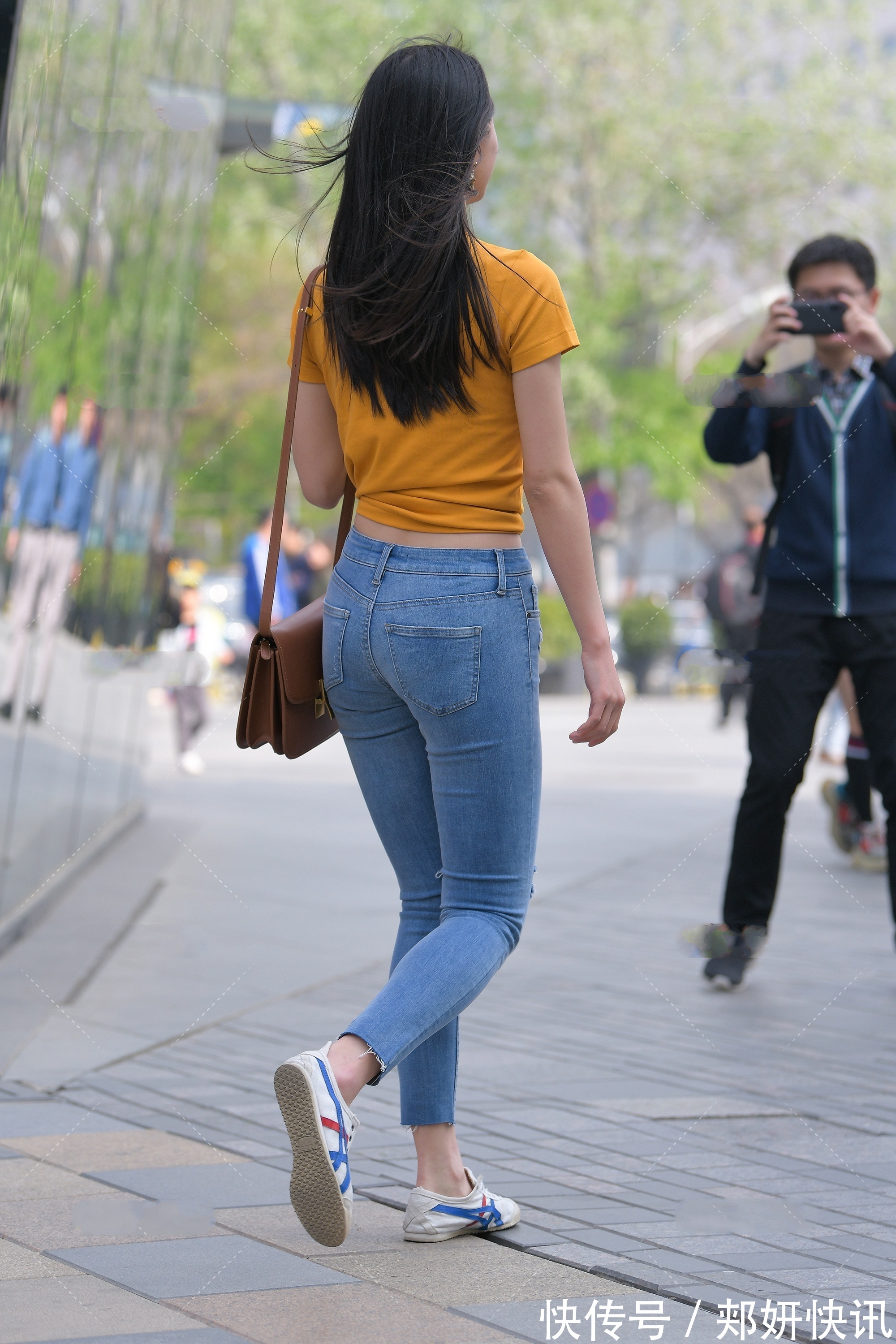 短T 橘黄色修身短T搭配浅色牛仔裤,青春活泼,满满的校园风