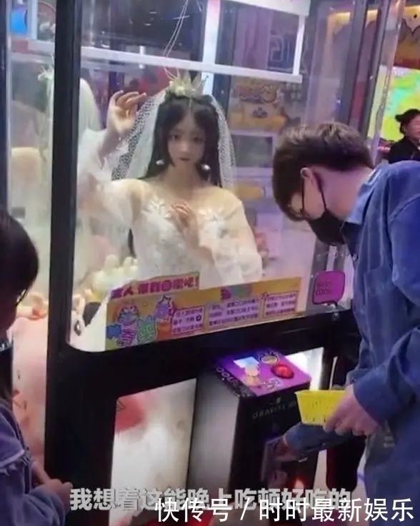 动漫角色|23岁女生扮演娃娃赚钱,神态像二次元手办,难以分辨真假