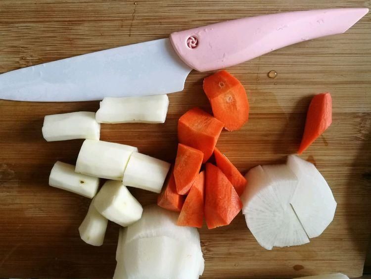 天冷了,炖一锅羊肉汤暖暖身,鲜美滋补,做法还不难