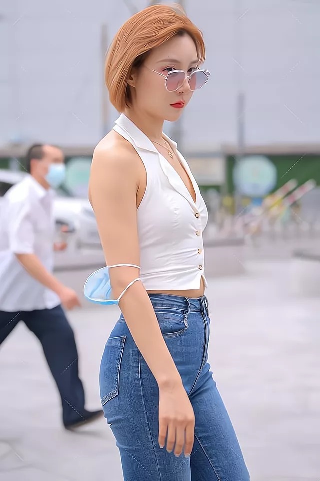 喇叭 牛仔喇叭裤搭配白色马甲衫,清新又复古,尽显时尚美感