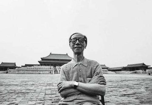 溥仪|溥仪晚年重回故宫，从龙椅下翻出一个小玩具，众人看后都笑了