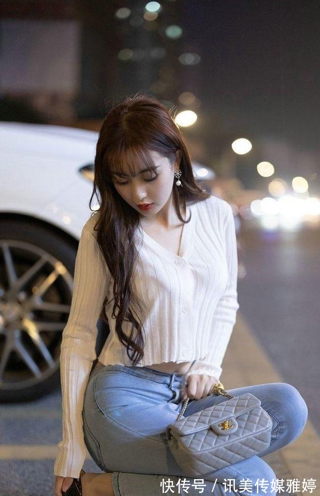 美女|美女的白色上衣搭配牛仔裤，不仅显瘦显身材，彰显出甜美女神风范