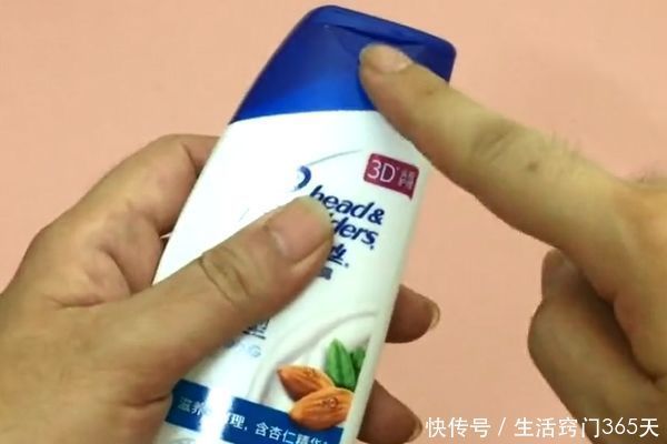 洗发水盖子不要扔,中间剪一剪,放在卫生间,全家人都要抢着用!