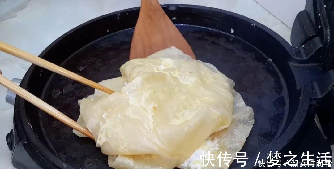 我家烙饼就爱这样做，擀杖卷一卷，张张柔软又劲道，比鸡蛋饼还香