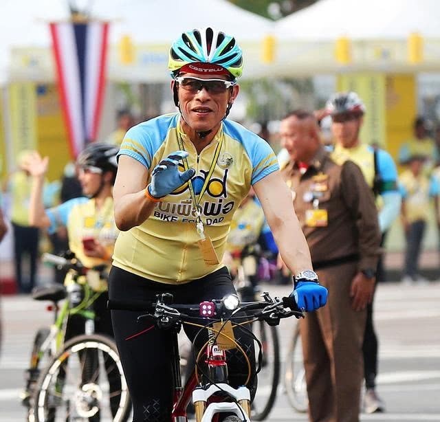 惊艳|泰王后宫妃子们首次曝光！陪同国王骑车好惊艳，难怪国王无法自拔