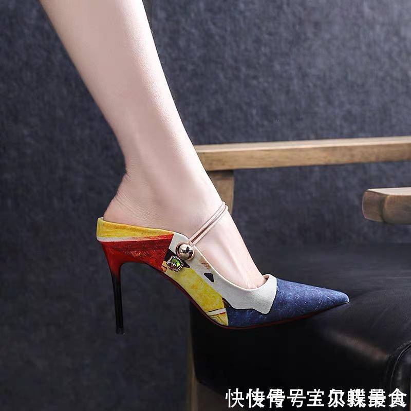 凉鞋 凉鞋怎么穿算时尚穿简约不简单的一字带凉鞋,精巧之处凸显女性魅力