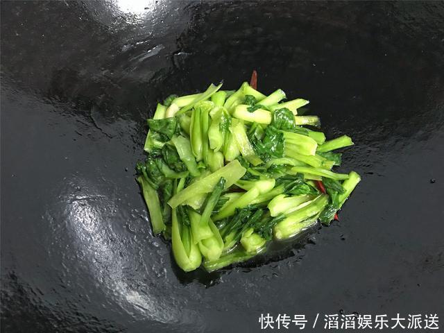  下锅|不管炒什么青菜，不要直接下锅，学会这个小技巧，青菜脆嫩不发黑