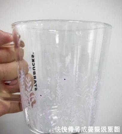 杯子&星巴克的玻璃杯卖这么贵!倒入冷水后,网友:简直是太值了