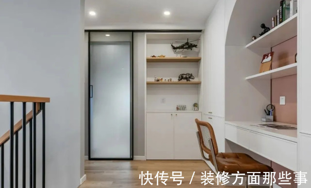 一面窗|95平混搭风复式房子墙面纯白+浅灰色,彩清浅柔和却不失层次感