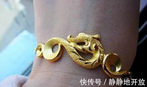 黄金手链|黄金手镯和黄金手链不知道选哪一个?看完或许你就不纠结了!