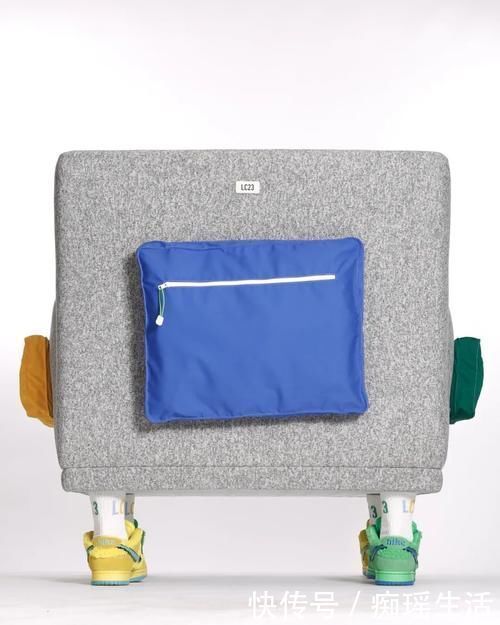 土豪|土豪新玩法！给沙发穿上小熊 Dunk！网友：买沙发送鞋吗？