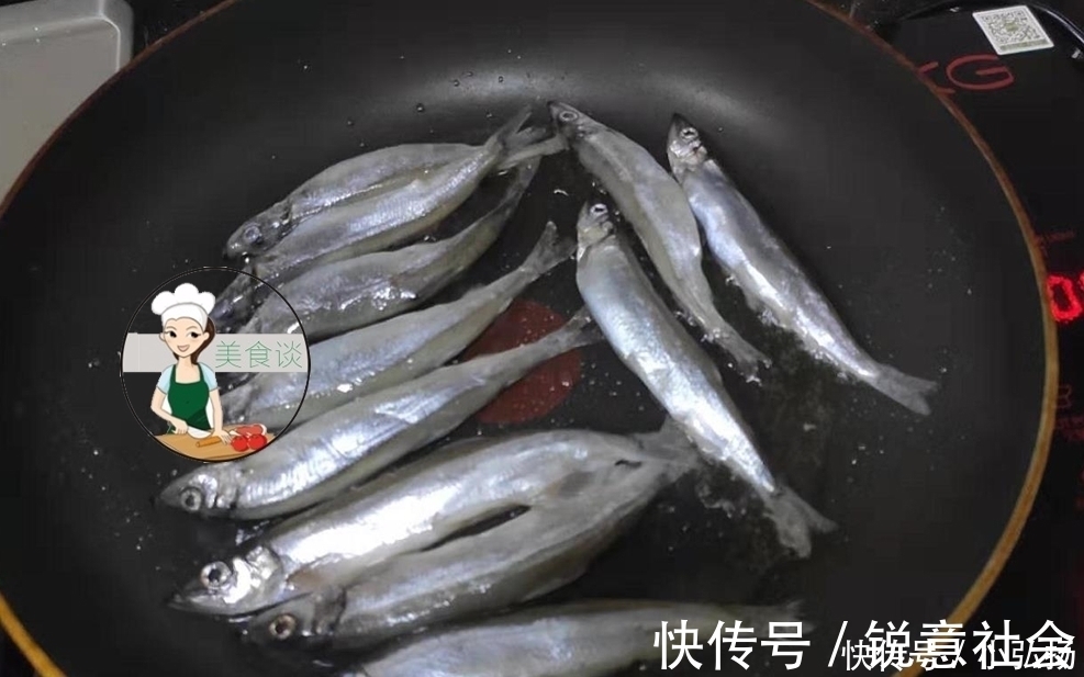 煎鱼破皮还炸锅？有人说锅擦姜片，有人说撒盐垫底，其实都不全对