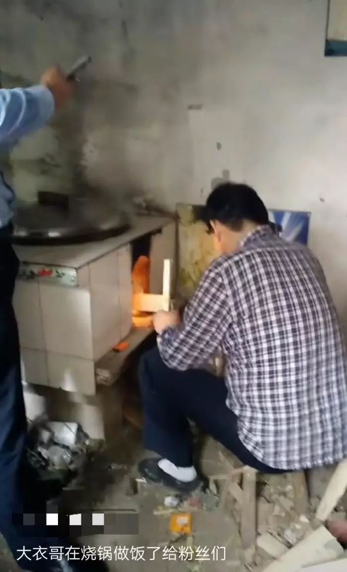 皮大衣|大衣嫂穿皮大衣在厨房烧火做饭,网友过年了厨房里还是乱