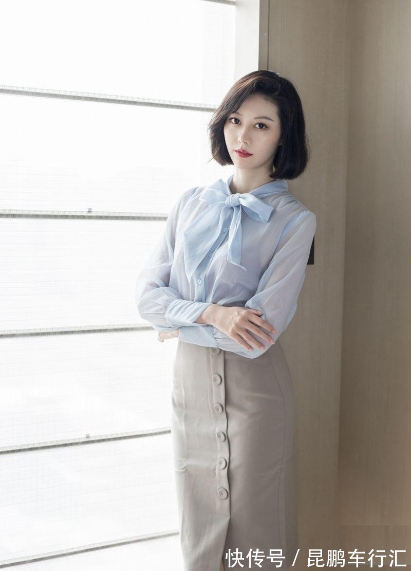 浅蓝色 潮流穿搭:浅蓝色的雪纺衬衫搭配米灰色的半身裙