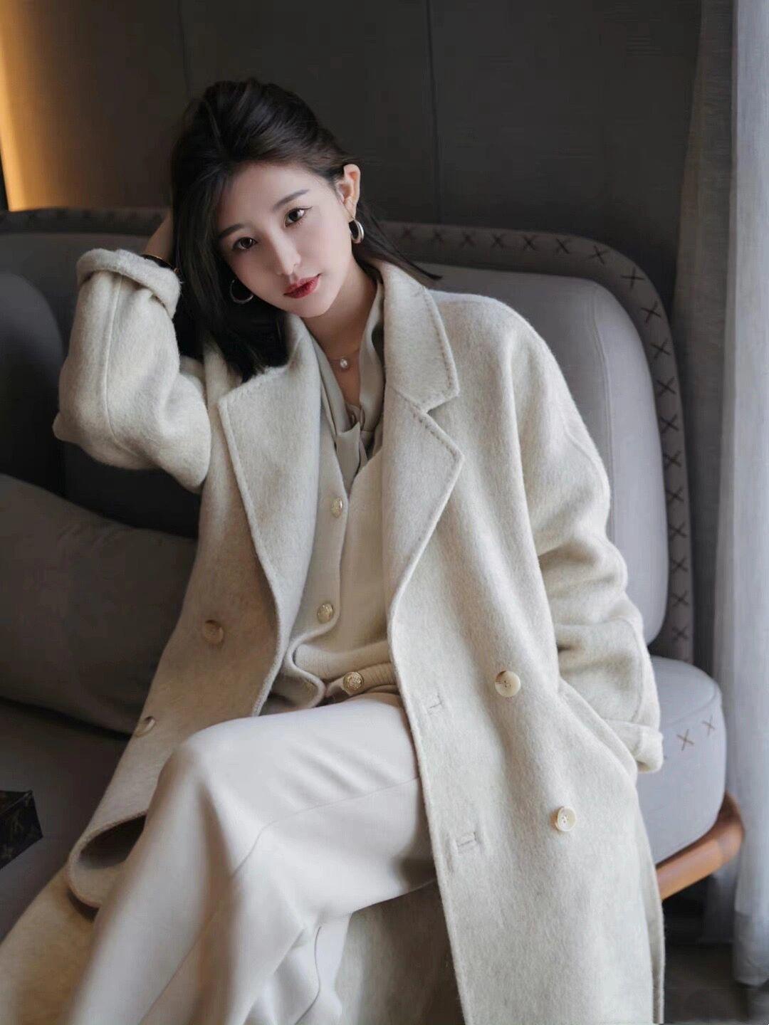 大衣 穿衣还是要懂配色,今年冬天多穿这几个流行色,温柔显白又高级