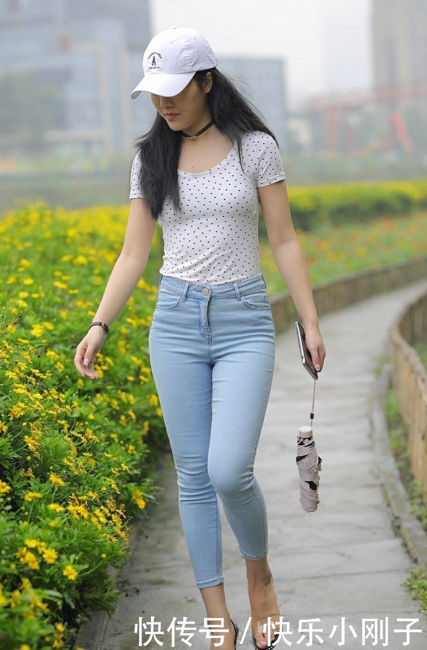 小姐姐修身体恤,展现出优雅时尚的韵味