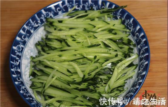 烧肉|土豆别炒土豆丝了，多加1根黄瓜，简单一做，比吃红烧肉还下饭