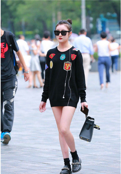 街拍:小姐姐萝莉风的穿搭时尚减龄,精致的小脸,艳如桃李