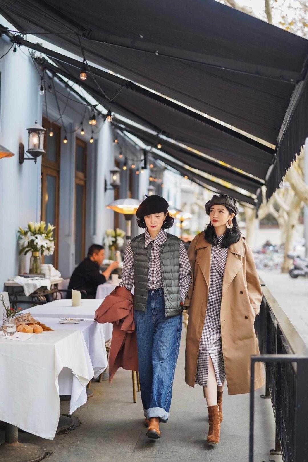 秋冬季节穿上大衣出行，采用了叠穿的方式，显示出了淑女的气息