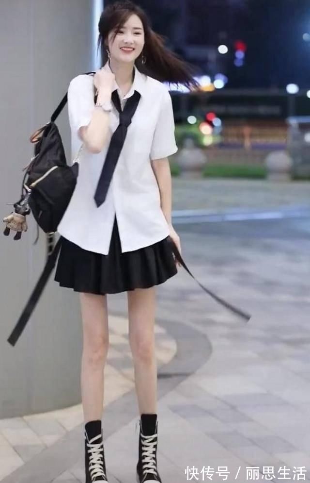 高跟鞋|路人街拍,紫色的打底裤搭配简单的背心,充满小清新的感觉