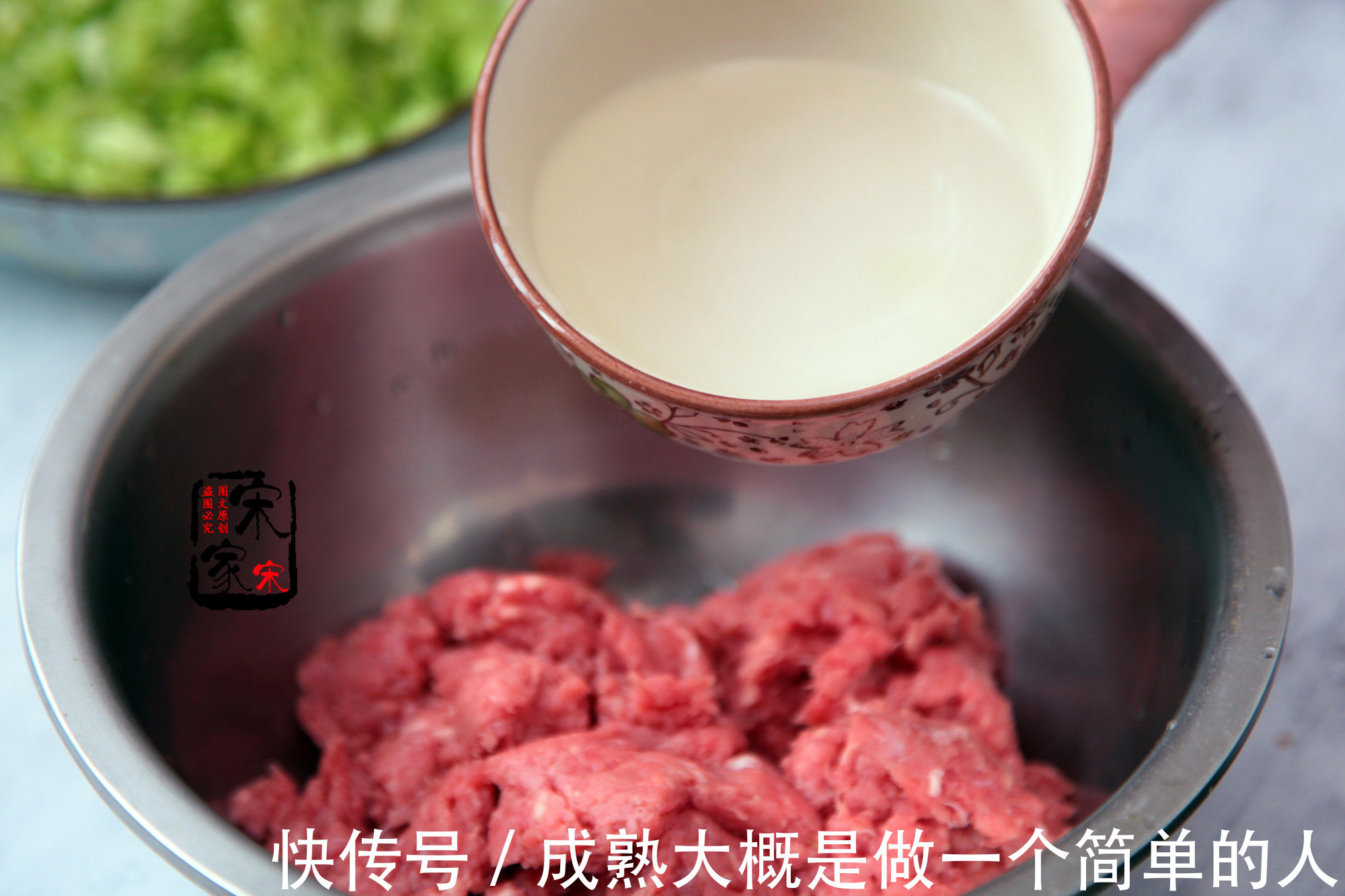 多汁又抱团的包子馅儿怎么调老厨师这做法太狠了,怪不得好吃!