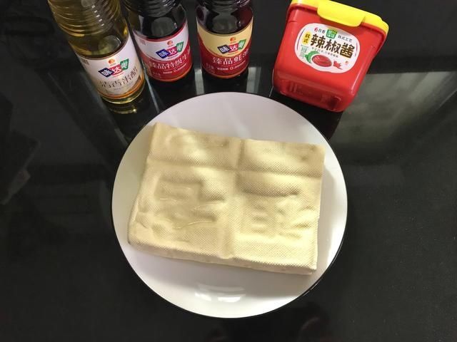 豆腐新吃法，不用油炸更健康，外酥里嫩，蘸上料汁真好吃