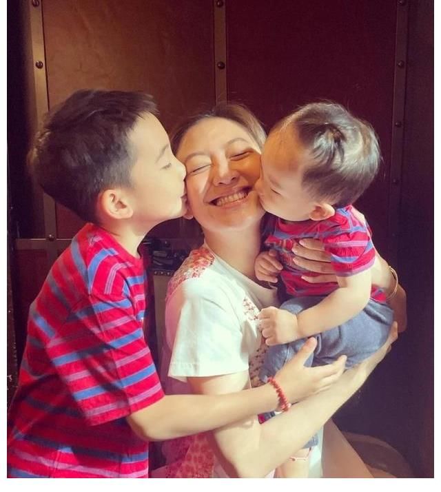 曝陈小春夫妇花百万改名催运，应采儿还改夫姓，网友表示理解不了