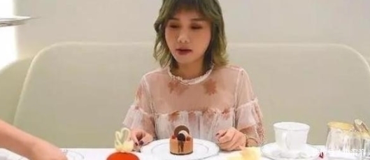 甜品|密子君吃“天价”甜品,看完近况后,粉丝你这样还能吃得下不