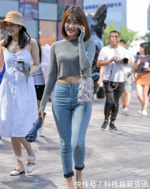 长靴 灰色性感长靴搭配蓝色优雅打底裤，穿搭有多重要，每个女人都知道！