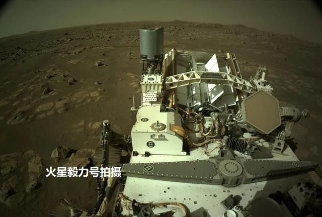 美国毅力号 祝融号火星照片来了,没有美国毅力号照片清晰,为何显示成这样?