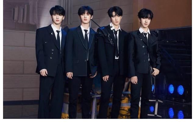 时代少年团跨年彩排:6位红衣少年敲响大鼓,现场气氛热烈美好!