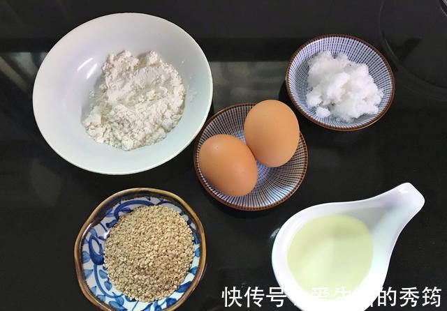 芝麻|比锅巴还酥脆的饼干,1勺面粉搅上2个鸡蛋,咬一口嘎嘣脆,太香了