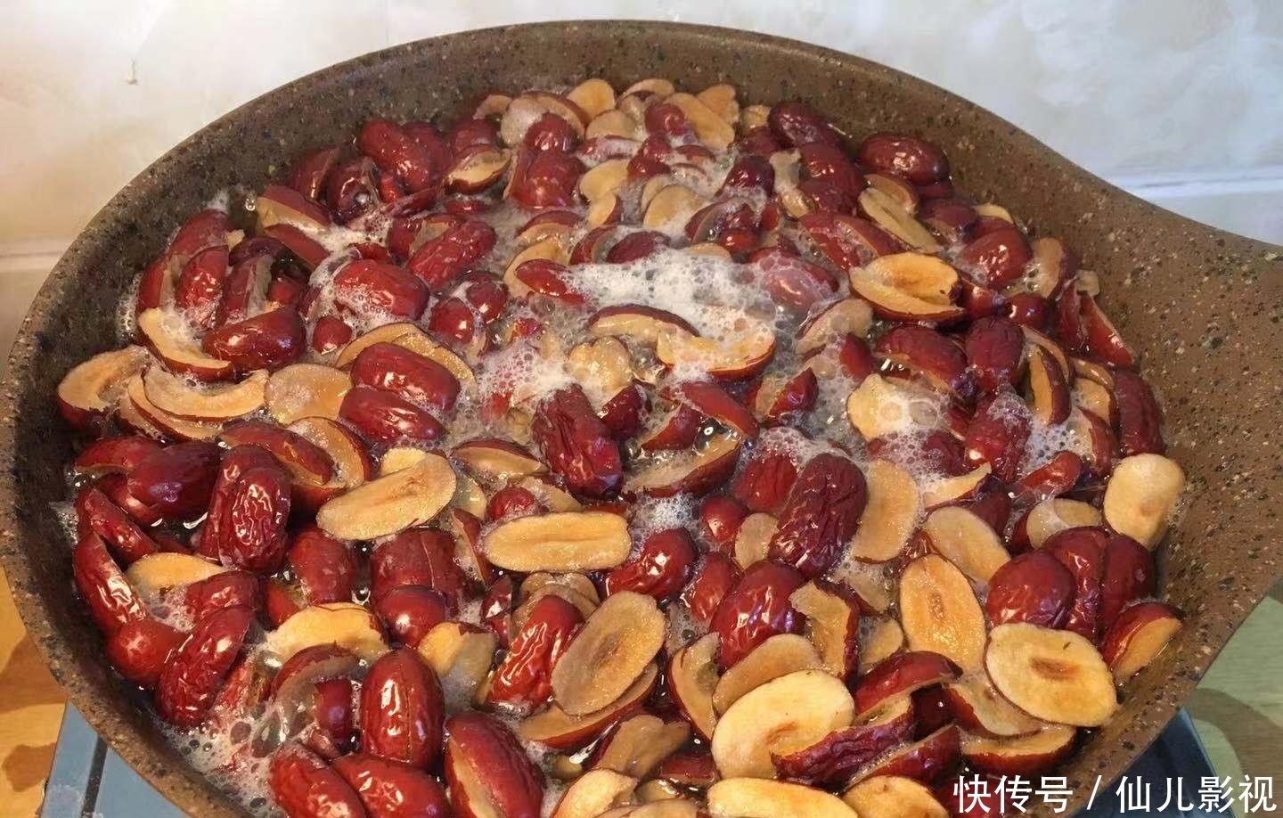 冬天女人手脚冰凉就喝它,每天一杯,驱寒又暖胃,做一次喝一个月