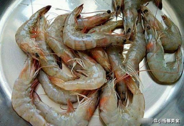  怎么保存新鲜的大虾？直接冷冻大错特错，这样保存一个月也很新鲜
